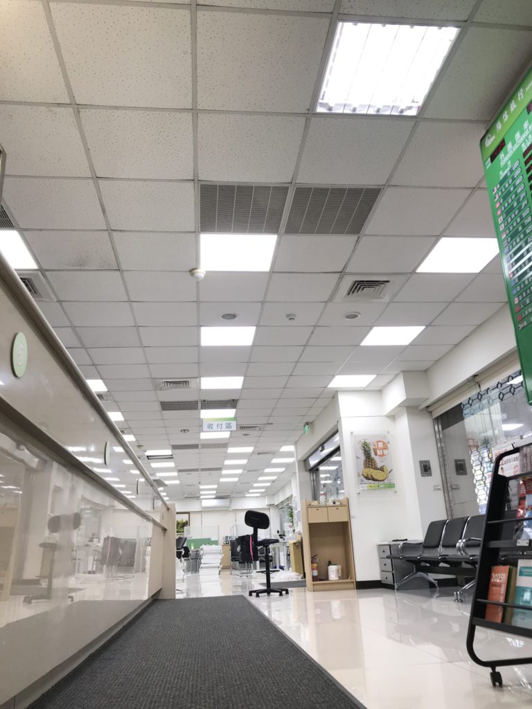 商業空間設計使用平板燈讓光源不只明亮還很充足